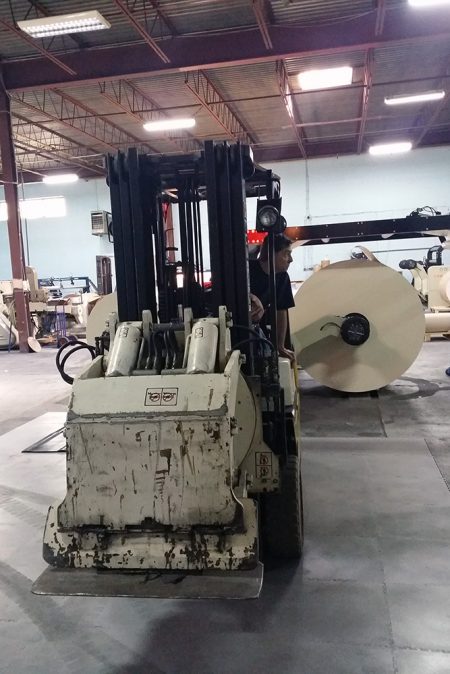 pod za tesku industriju, viljuskar se kreće preko pvc podnih obloga