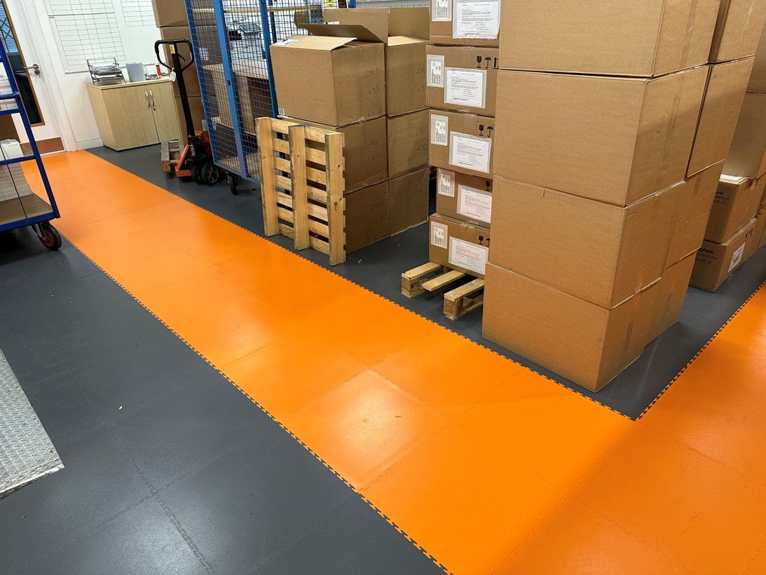 ecotile ploce postavljene u magacinu preko starog poda